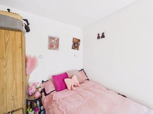 BEDROOM - click for photo gallery